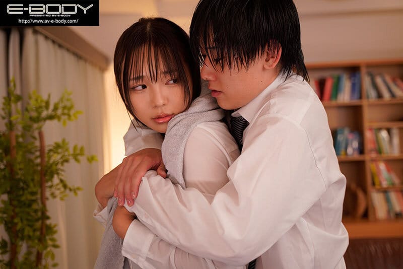 หนังโป๊เอวี ต้องมาหลบฝนกับเพื่อน EBWH-212 1